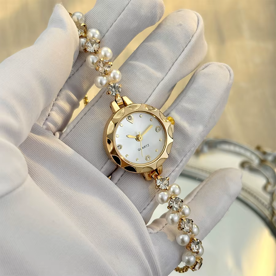 Montre pour femme avec cordon réglable orné de perles - Pratique et élégante
