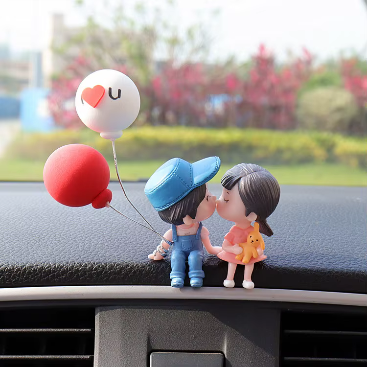 Figurines de couple en résine, amoureux de dessin animé, ornement de ballon pour tableau de bord de