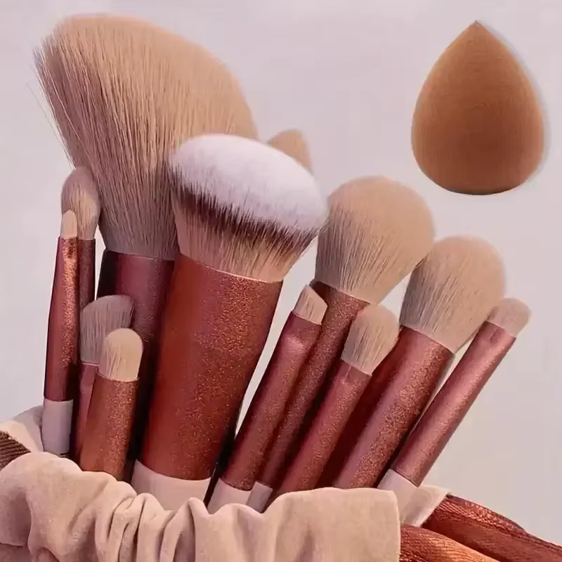 Sada mäkkých a nadýchaných profesionálnych kefiek na make-up